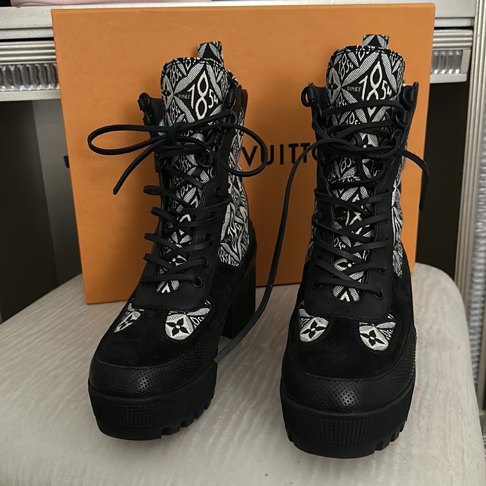 Louis Vuitton
Lauréate leather boots size 37.5 - Picture 2 of 9